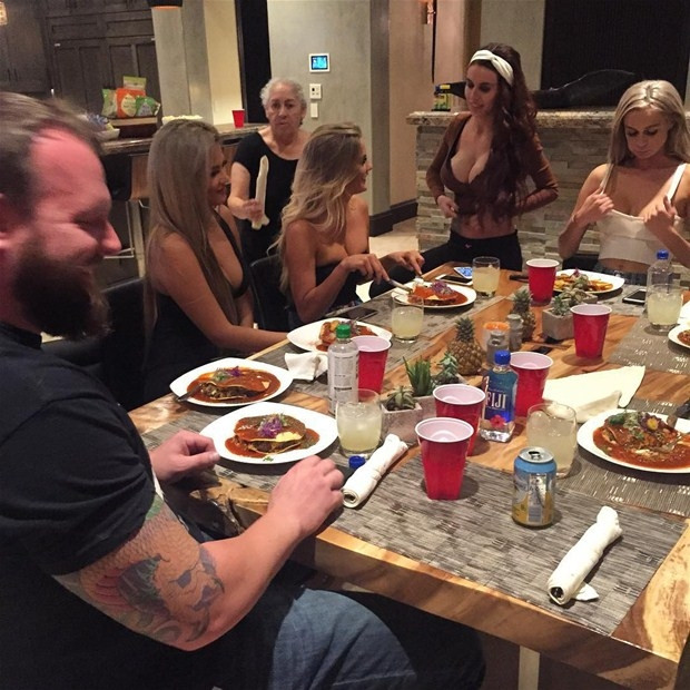 Dan Bilzerian yemeği beğenmedi
