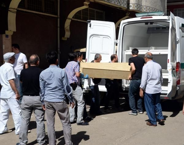 Anne 2 kızını, baba anneyi öldürdü