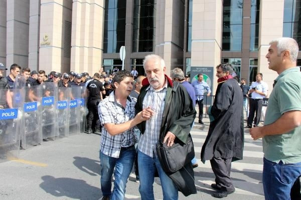 Adliye önünde avukatlara müdahale