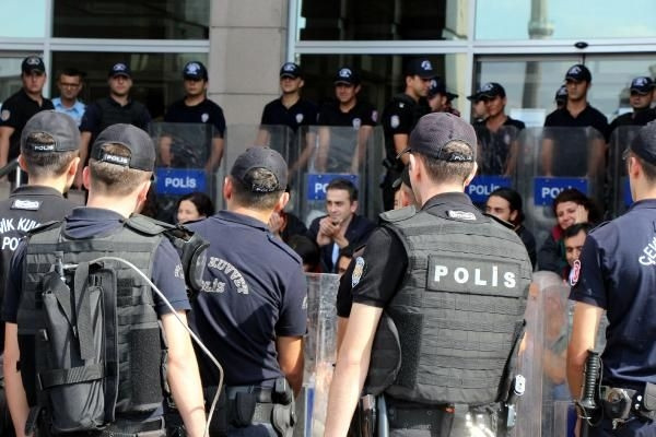 Adliye önünde avukatlara müdahale