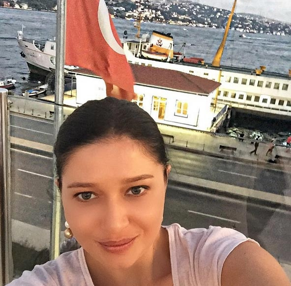 Ünlülerden bayram mesajları