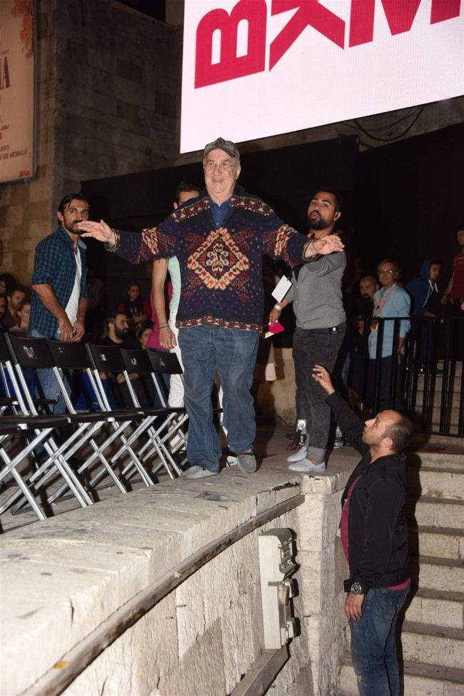 Murat Boz'dan yağmurluk jesti