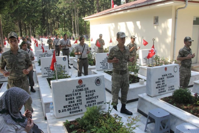 Askerler şehit silah arkadaşları için topluca dua etti