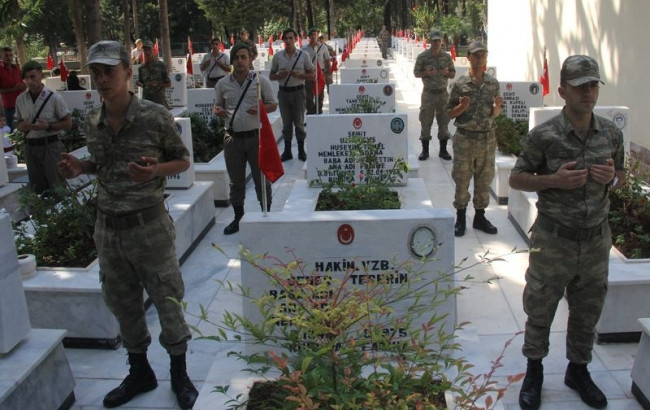Askerler şehit silah arkadaşları için topluca dua etti