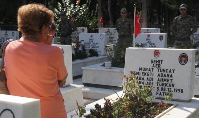Askerler şehit silah arkadaşları için topluca dua etti