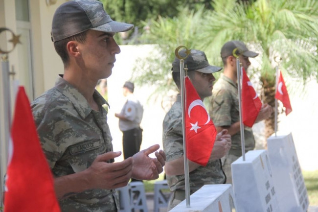 Askerler şehit silah arkadaşları için topluca dua etti