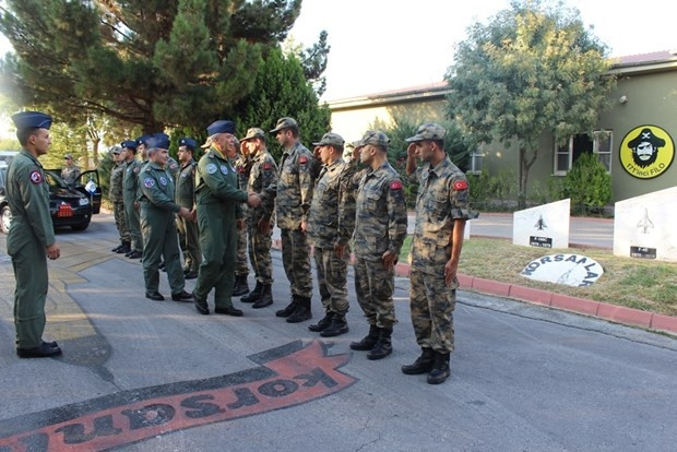 Komutandan, PKK'yı vuran pilotlara bayram ziyareti