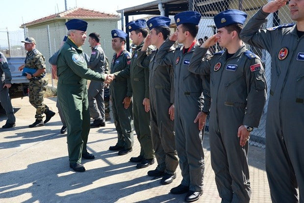 Komutandan, PKK'yı vuran pilotlara bayram ziyareti