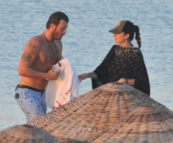 Kıvanç Tatlıtuğ ve Başak Dizer halk plajında