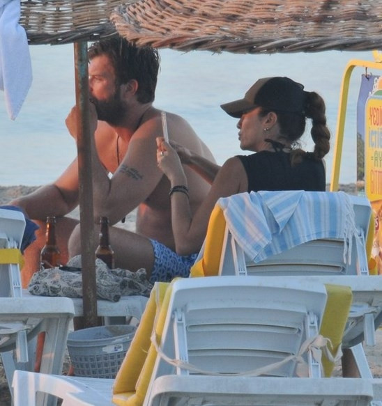 Kıvanç Tatlıtuğ ve Başak Dizer halk plajında