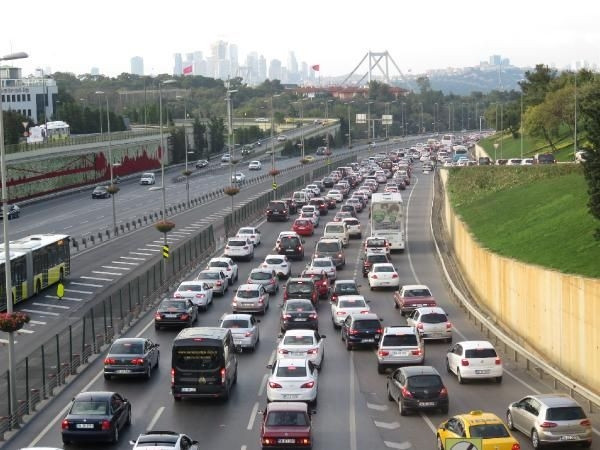 İstanbul bayram dönüşü trafiği kilitlendi
