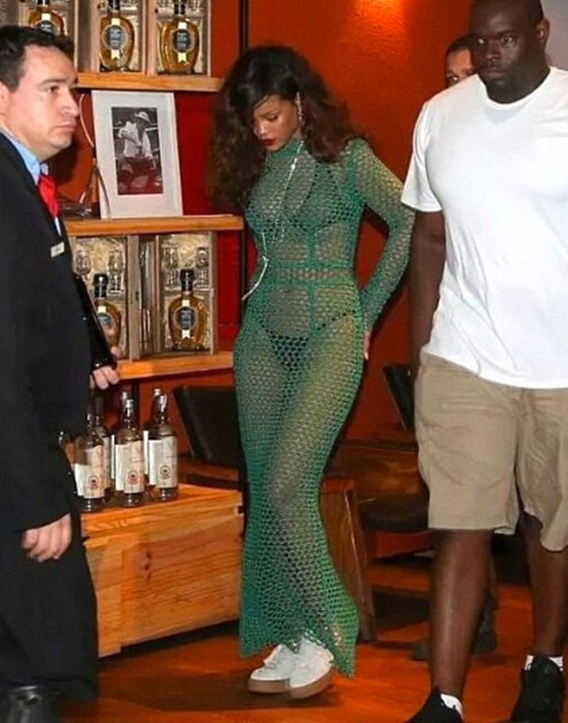 Rihanna yeşil elbisesiyle iç çamaşırlarını sergiledi