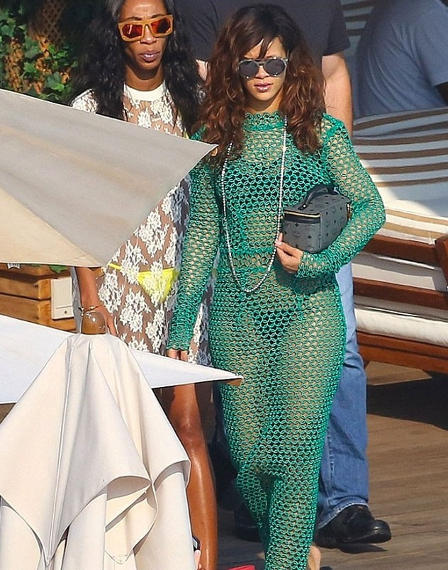 Rihanna yeşil elbisesiyle iç çamaşırlarını sergiledi