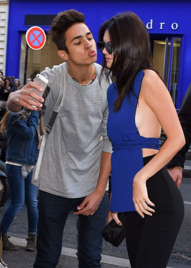 Kendall Jenner'a hayranından 'öpücüklü' saldırı