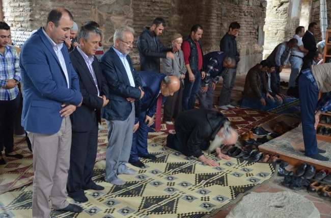 Başpiskopos Bursa'da cuma namazı kıldı
