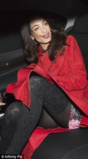 Amal Clooney frikik vermekten kaçamadı