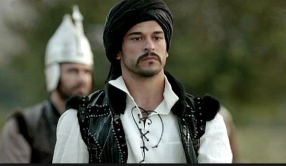 Burak Özçivit Kimdir