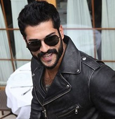 Burak Özçivit Kimdir