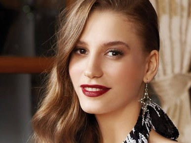 Serenay Sarıkaya kimdir