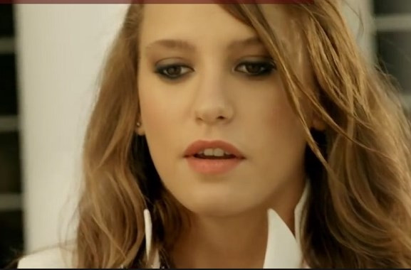 Serenay Sarıkaya kimdir