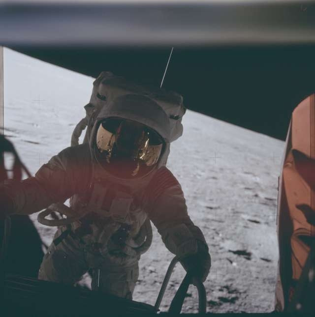 NASA’nın aya inişle ilgili yayınladığı fotoğraflar