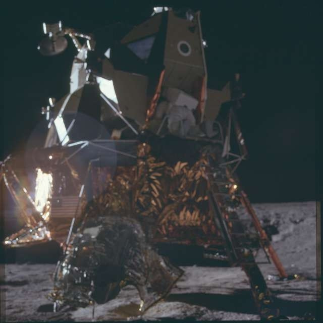 NASA’nın aya inişle ilgili yayınladığı fotoğraflar