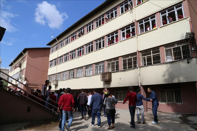 Diyarbakır'da okula el yapımı patlayıcıyla saldırı