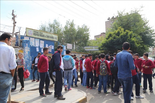 Diyarbakır'da okula el yapımı patlayıcıyla saldırı