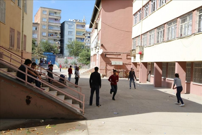 Diyarbakır'da okula el yapımı patlayıcıyla saldırı