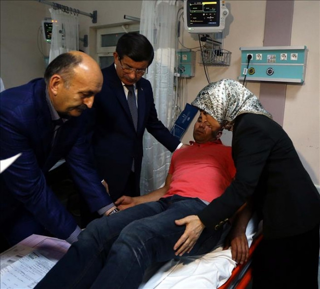 Başbakan yaralıları ziyaret etti