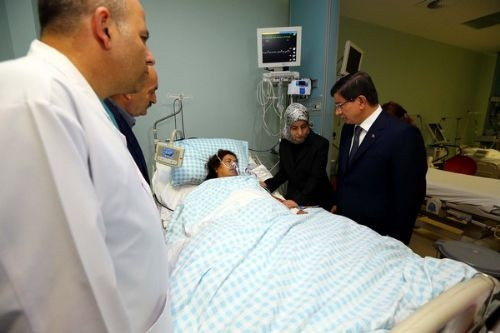 Başbakan Davutoğlu yaralıları hastanede ziyaret etti