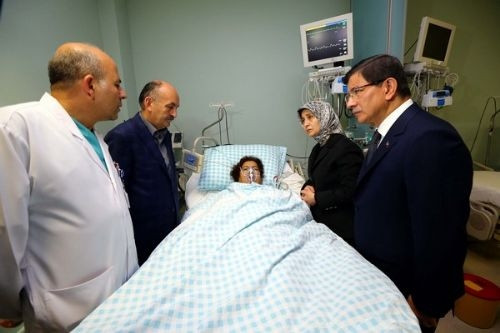 Başbakan Davutoğlu yaralıları hastanede ziyaret etti