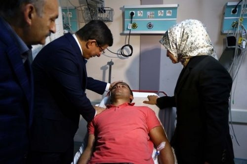 Başbakan Davutoğlu yaralıları hastanede ziyaret etti