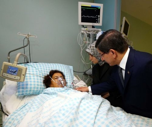 Başbakan Davutoğlu yaralıları hastanede ziyaret etti