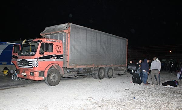 Terk edilmiş kamyondan 200 kaçak göçmen çıktı