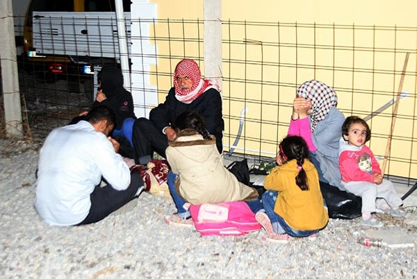 Terk edilmiş kamyondan 200 kaçak göçmen çıktı
