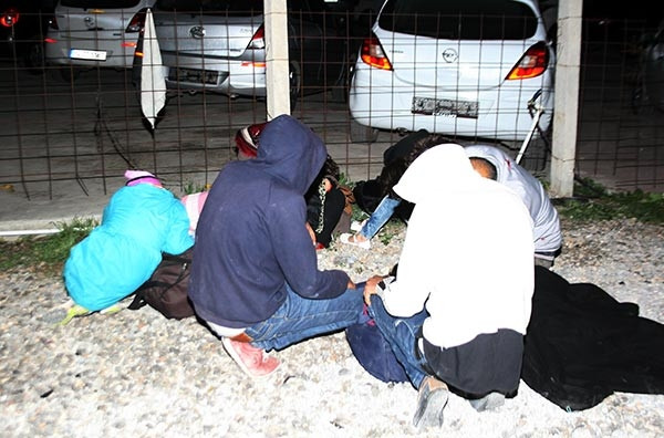 Terk edilmiş kamyondan 200 kaçak göçmen çıktı