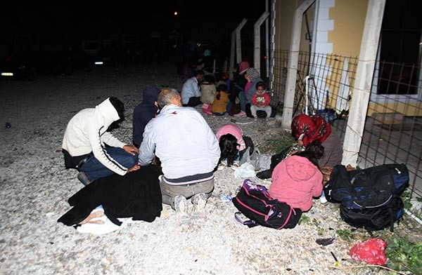 Terk edilmiş kamyondan 200 kaçak göçmen çıktı