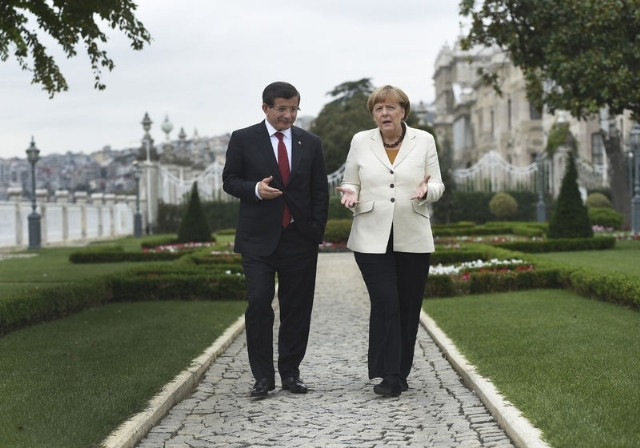 Merkel'den Davutoğlu'na Atatürk Sorusu