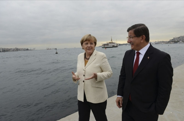 Merkel'den Davutoğlu'na Atatürk Sorusu