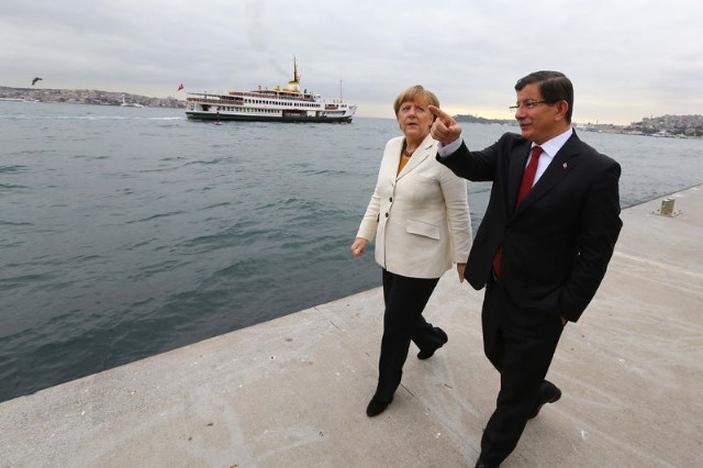 Merkel'den Davutoğlu'na Atatürk Sorusu
