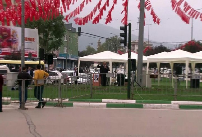 Tek kişilik miting yaptı !