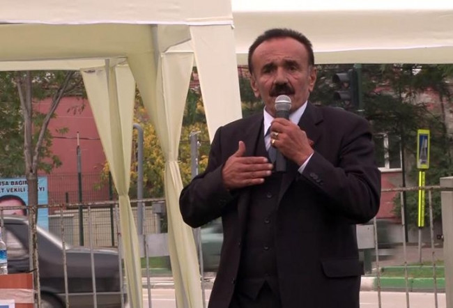 Tek kişilik miting yaptı !