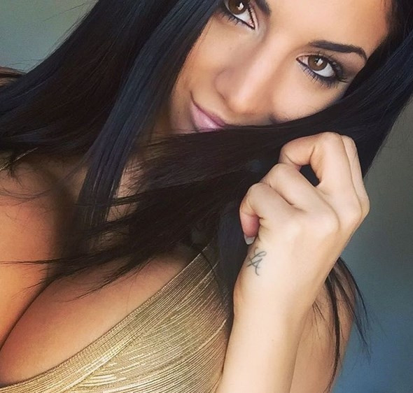 Büyük göğüsleri ile instagram fenomeni olan kadın