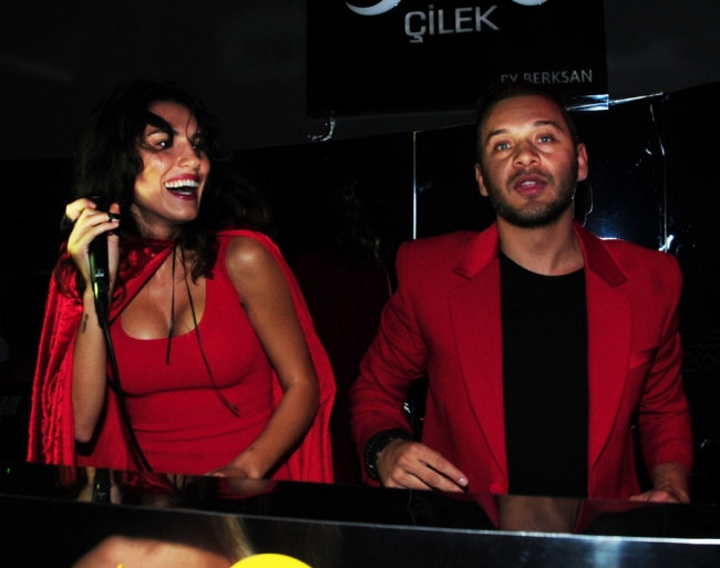 Serenay Aktaş göğüslerine silikon takdırdı