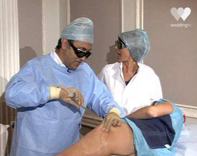 Canlı yayında selülitlerini aldırdı