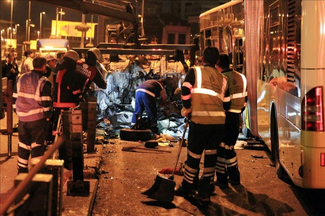 Metrobüs ile otomobil kafa kafaya çarpıştı : 5 ölü