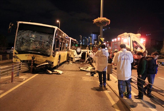 Metrobüs ile otomobil kafa kafaya çarpıştı : 5 ölü