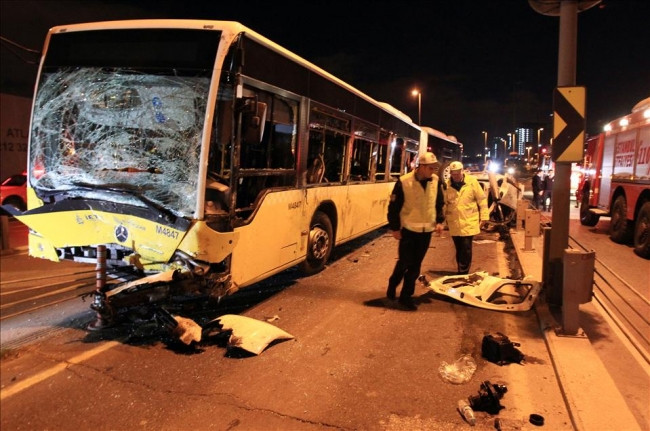 Metrobüs ile otomobil kafa kafaya çarpıştı : 5 ölü