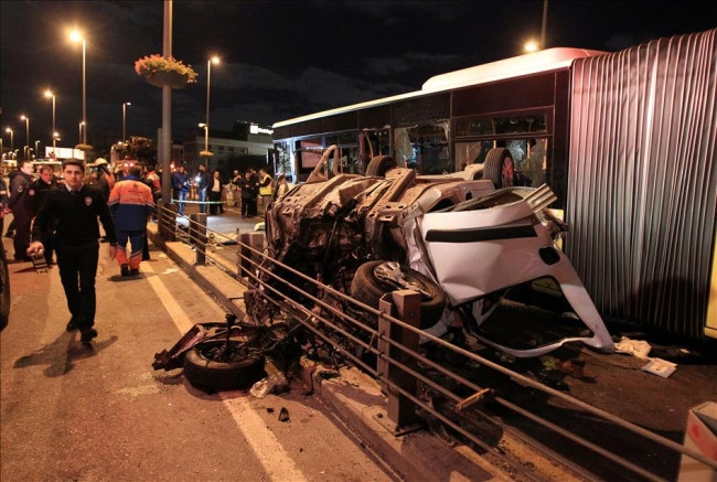 Metrobüs ile otomobil kafa kafaya çarpıştı : 5 ölü